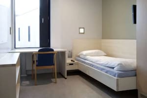 Baño en suite y paseos por el bosque: las lujosas cárceles de Noruega que sorprenden por sus resultados