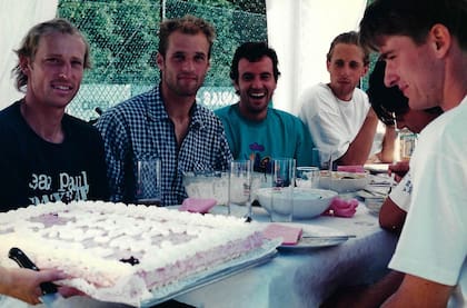 Una celebración entre los jugadores del Tennis-Club Rot-Weiß Hagen, en los 90: Frana, sonriendo, el tercero; Kohlmann a la derecha de la imagen, de remera blanca