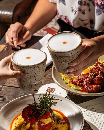Una cena a la luz de la historia en el restaurante limeño Huaca Pucllana. Frente a una pirámide preincaica iluminada, los sabores criollos adquieren una dimensión emocional. Experiencia que combina arqueología, cultura y emoción.