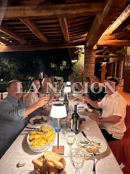 Una cena en los días previo al cierre de la operación