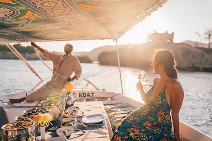 Una cena íntima sobre el agua: el primer encuentro con el Nilo llega en felucca privada, navegando entre luces doradas, sabores locales y una bienvenida imposible de olvidar.