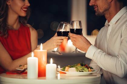 Una cena romántica es otro de los regalos que le pueden hacer a sus parejas, según la IA