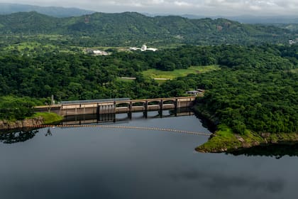 Una central hidroeléctrica en el lago Alajuela, cerca del canal