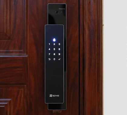 Una cerradura inteligente de Ezviz con cámara incorporada para hacer reconocimiento facial