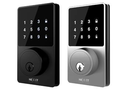 Una cerradura inteligente de Nexxt con la posibilidad de usar una llave como alternativa a la clave numérica