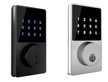 Una cerradura Nexxt NHS-D100 con Wi-Fi; permite abrir la puerta con llave, código numérico o una app