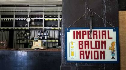 Una cerveza bien fría con maníes, típico pedido