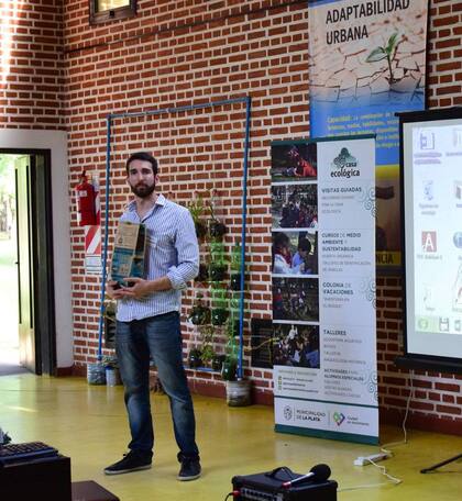 Ezequiel Vergagni brinda una charla sobre concientización ambiental y su emprendimiento en la Casa Ecológica de La Plata