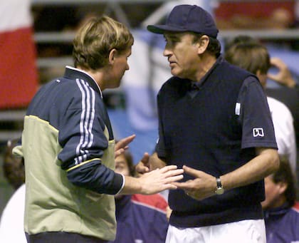 Una charla entre los capitantes Alejandro Gattiker y Patricio Cornejo, en medio del escándalo en Santiago