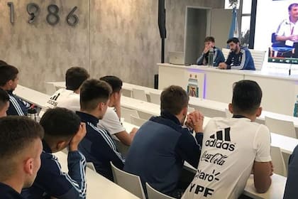 Una charla sobre uso de redes sociales, en el predio.