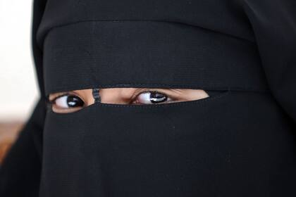 Una chica alcanzó fama en YouTube por sus videos, que hace llevando el niqab tradicional que le cubre el rostro