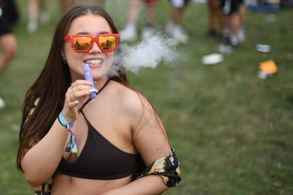 Una chica con un vaporizador en el festival de Reading