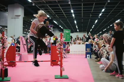 Una chica en su caballito, durante una competencia en Helsinki