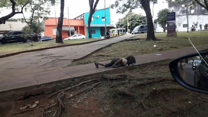 Una chica guaraní toma agua de un charco en Posadas, Misiones, el 13 de diciembre de 2017