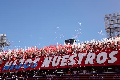Una chicana de los hinchas de Independiente a los de Racing; las bromas nunca faltan en el clásico de Avellaneda