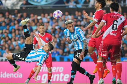 Una chilena de Hauche en Racing vs Argentinos. 03-09-22