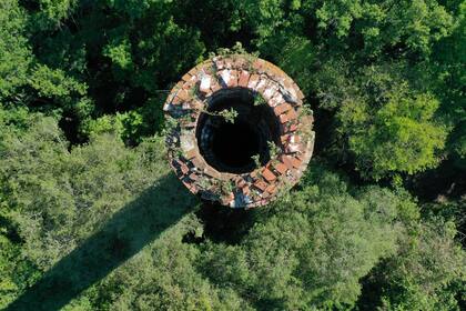 Una chimenea de ladrillos de 27 metros, recuerdo de la fábrica