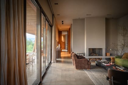 Una chimenea en hormigón martelinado remata el espacio del living. Sillones y mesa de centro (todo, Interiores B.AP)