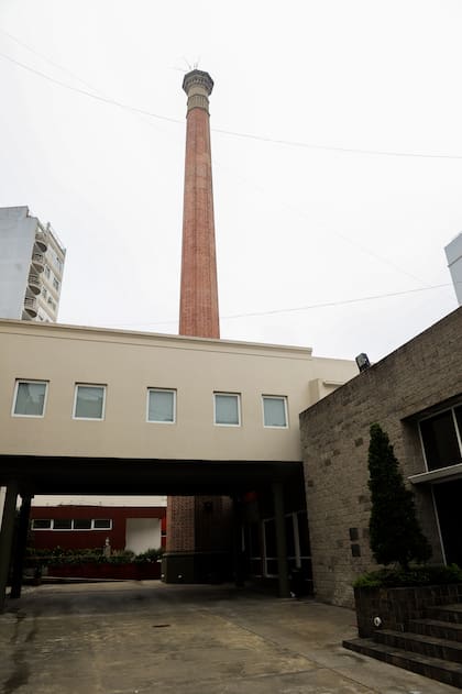 Una chimenea gigante en Villa Crespo