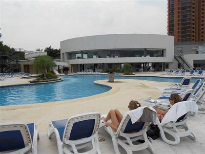 Una chipera en el centro y la piscina del Yacht & Golf Club