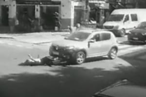 Una ciclista de 48 años fue atropellada en Palermo y un grupo de vecinos la rescataron tras quedar debajo del auto
