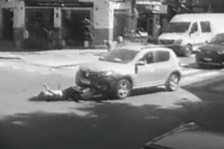 Una ciclista fue atropellada y los vecinos la rescataron tras quedar debajo del auto