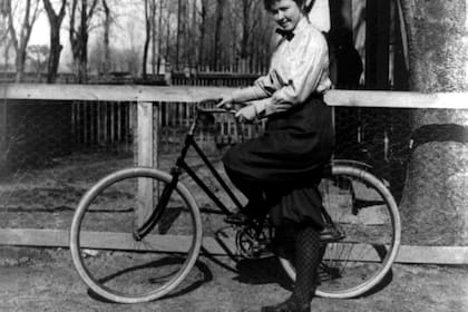 Una ciclista fotografiada en 1897