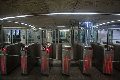 Una cinta evita que las personas ingresen a una estación de metro en París, el lunes 9 de diciembre de 2019