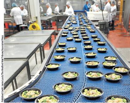 Una cinta transporta comidas preparadas de Amy’s Kitchen en una planta de White City, Oregón, cerca de sus proveedores de materias primas orgánicas