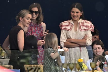 Una cita
social imperdible en
el calendario de la
hípica que convoca a
muchas caras conocidas.
Marta saluda a
Margarita Vargas y a su
hija, Eugenia de Borbón.