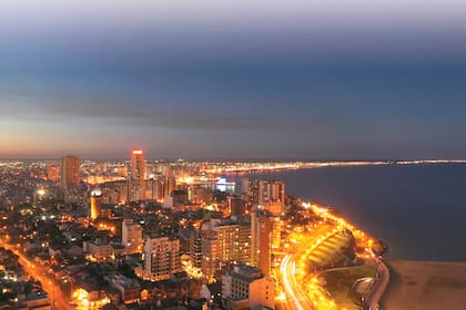 Una ciudad que brilla y cada noche regala la posibilidad de un refrescante paseo marítimo: eso es Mar del Plata. 