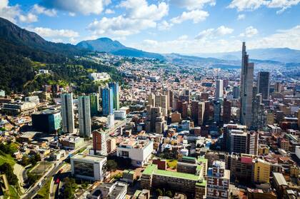 Una ciudad rodeada de montañas.