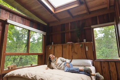Una claraboya deja entrar la luz en las habitaciones de la copa de los árboles, donde hay electricidad y todas las comodidades.