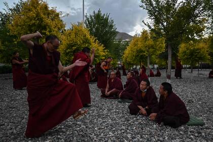 Una clase al aire libre en el Colegio Budista de la Región Autónoma del Tíbet
