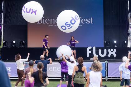 Una clase de stretching en el escenario principal Flux.