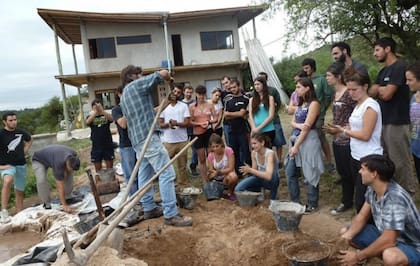 Una clase del taller de bioconstrucción de la Universidad Nacional de Córdoba