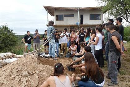 Una clase del taller de bioconstrucción de la Universidad Nacional de Córdoba