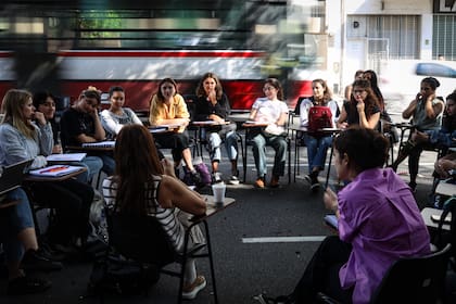 Una clase en la calle, frente a la Facultad de Psicología de la UBA