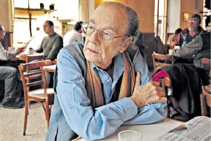 Una clásica estampa de Félix Luna, en una mesa del bar La Fusta, de Capilla del Señor