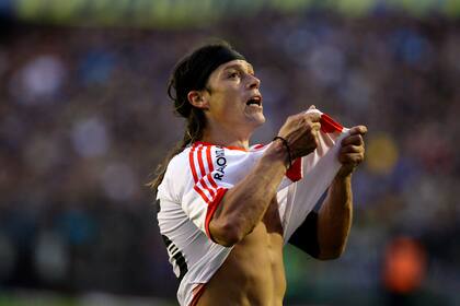 Una clásica imagen de Almeyda, en un clásico contra Boca, en la Bombonera