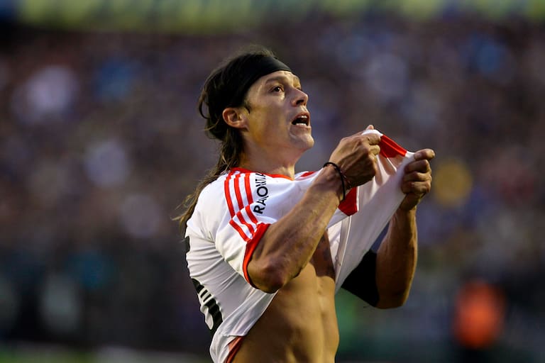 Una clásica imagen de Almeyda, en un clásico contra Boca, en la Bombonera