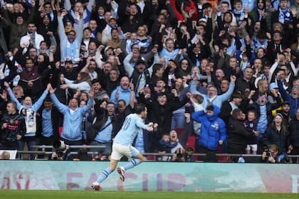 Una clásica postal del fútbol inglés: la gente de Manchester City y la corrida de Bernardo Silva