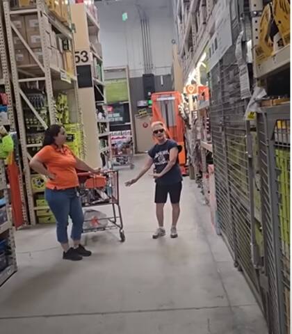 Una clienta estadounidense agredió a una empleada cubana por hablar español y pidió que la despidan