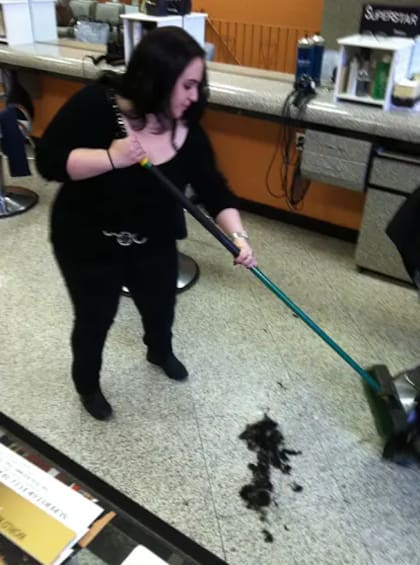 Una clienta fotografió a Nikki en su trabajo como peluquera y la noticia se volvió viral en redes sociales