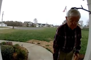 Trabajaba 12 horas como repartidor a los 78 años y una clienta cambió su vida