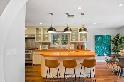 Una cocina abierta retro-moderna