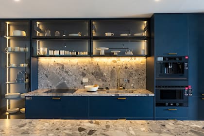 Una cocina con mucho carácter: el tono azul Tuareg de Faplac aporta elegancia y actualidad.