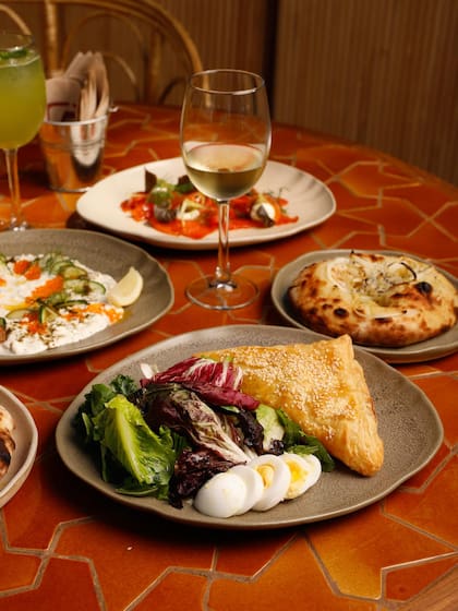 Una cocina inspirada en los sabores, técnicas y tradiciones de Israel, Grecia, Marruecos y Libia