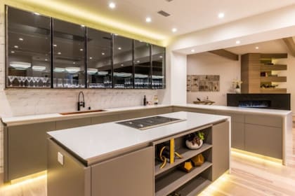 Una cocina luminosa que se destaca por su amplitud