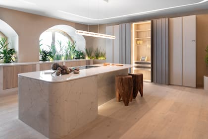 Una cocina pensada como un lugar de encuentro e inspirada en el cocinero Donato De Santis, con muebles que parecen vestidores y en su interior tiene repisas y cajones que en lugar de guarda zapatos, joyas o carteras, guardan huevos o secan fideos caseros, creado por el Estudio Moraschi